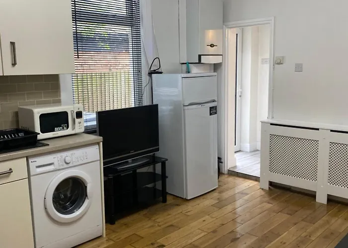 1 Bedroom Ground Floor Flat With Garden