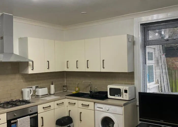 1 Bedroom Ground Floor Flat With Garden