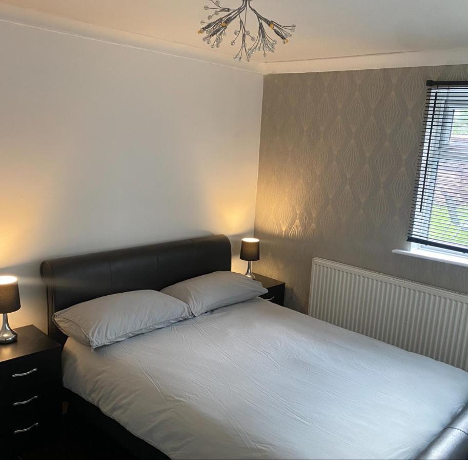 1 Bedroom Ground Floor Flat With Garden Appartement *