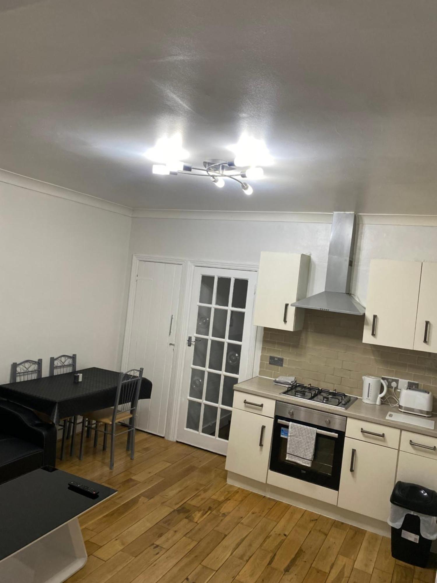 1 Bedroom Ground Floor Flat With Garden Appartement *
